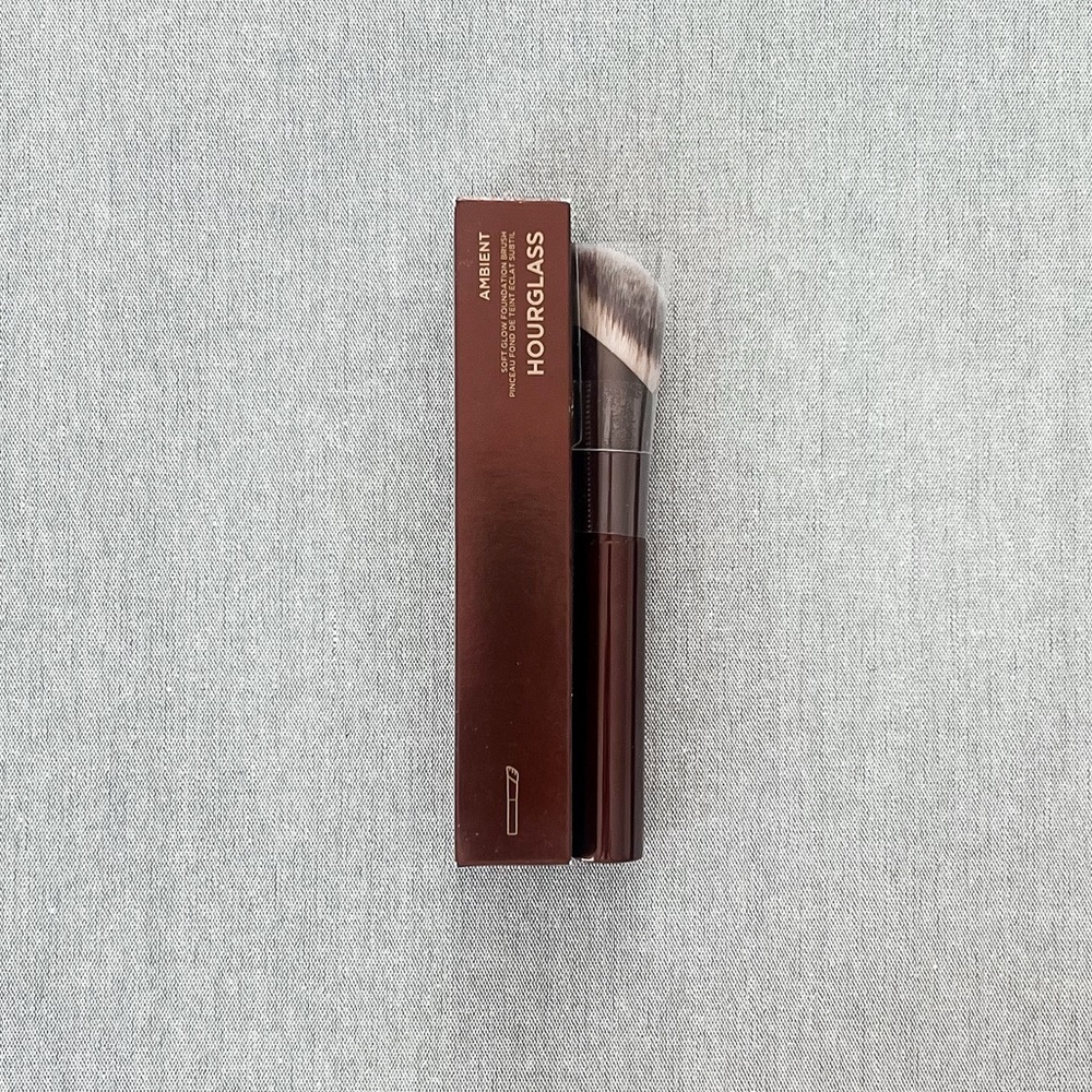 Hourglass brush